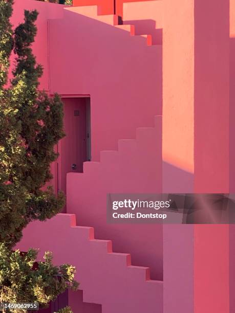 the postmodern apartment complex 'la muralla roja', the red wall, by architect ricardo bofill in calpe, spain - ricardo bofill sr stock pictures, royalty-free photos & images