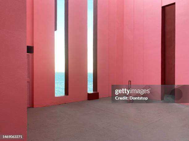 the postmodern apartment complex 'la muralla roja', the red wall, by architect ricardo bofill in calpe, spain - ricardo bofill sr stock pictures, royalty-free photos & images