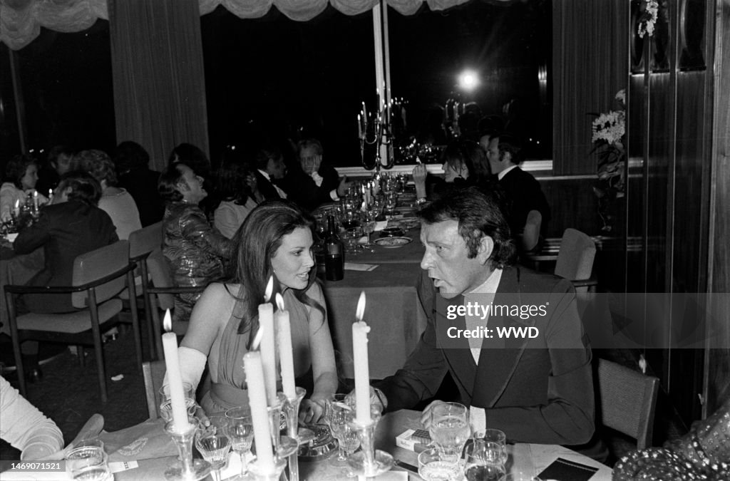 Inuring Raquel Welch , sporting a cast after inuring her arm during training ...