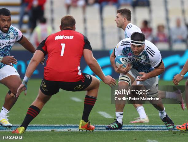 Luke Jacobson of the Chiefs lines up Joe Moody of the Crusaders during the round one Super Rugby Pacific match between Crusaders and Chiefs at...