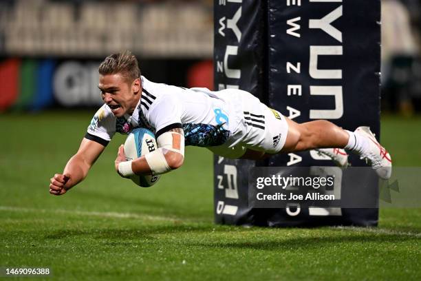 Cortez Ratima of the Chiefs scores a try during the round one Super Rugby Pacific match between Crusaders and Chiefs at Orangetheory Stadium, on...