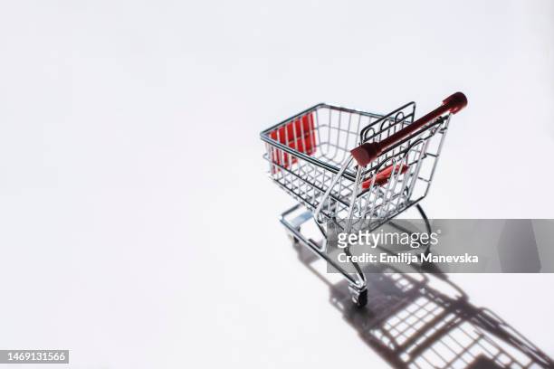 empty shopping cart - chariot wheel photos et images de collection