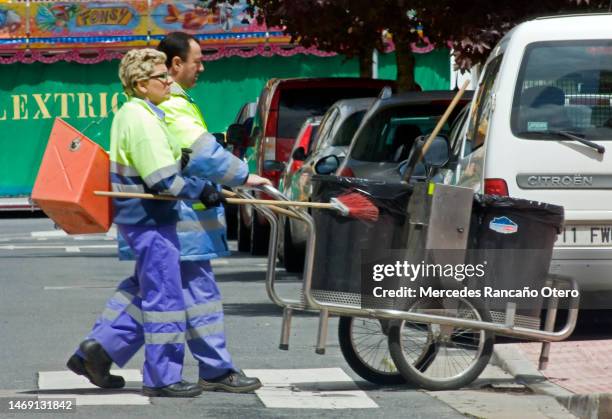 varredoras de rua empurrando carrinho e equipamentos. - street sweeper - fotografias e filmes do acervo