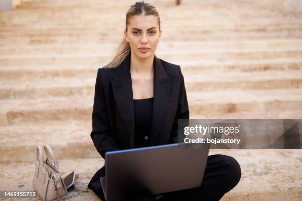 using every moment to advance her career - svart jacka bildbanksfoton och bilder