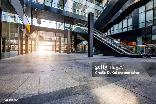 financial city square - shopping imagens e fotografias de stock