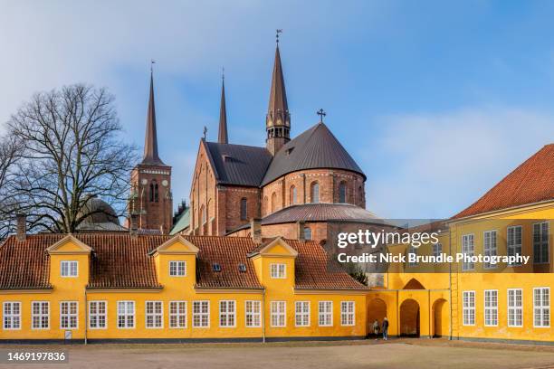 roskilde cathedral, roskilde, denmark. - roskilde stockfoto's en -beelden