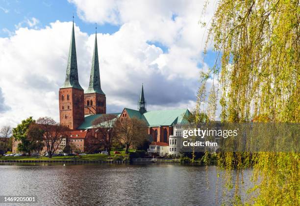 lübeck cathedral and old town (schleswig-holstein, germany) - brick cathedral stock-fotos und bilder