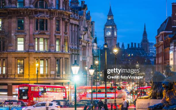 london big ben mit blick auf whitehall rote busse trafalgar square nacht - central london stock-fotos und bilder