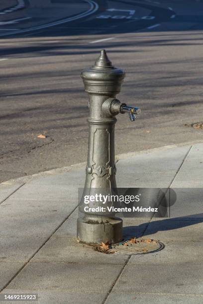 public drinking fountain - drinkwaterfontein stockfoto's en -beelden