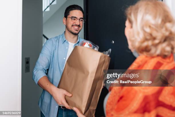 l’importance de prendre soin de nos voisins - voisin photos et images de collection