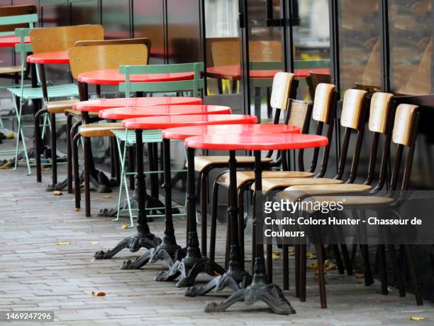 chairs and tables on the terrace of anonymous café in paris - bar paris photos et images de collection