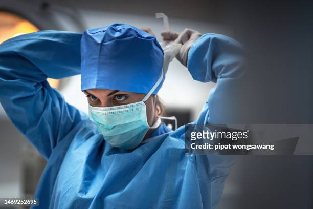 the surgeon is wearing a mask to prevent infection before surgery. - 外科醫生 個照片及圖片檔