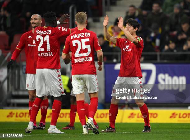 Lee Jae-Song of 1.FSV Mainz 05 celebrates with teammates after scoring the team's first goal during the Bundesliga match between 1. FSV Mainz 05 and...
