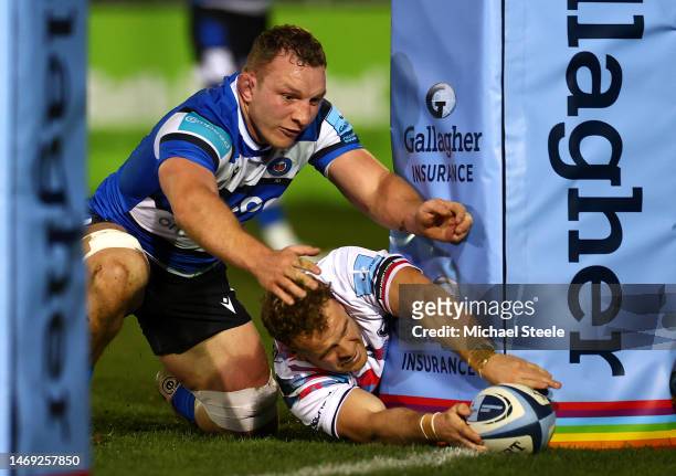 James Williams of Bristol Bears scores the team's first try as Sam Underhill of Bath Rugby looks on during the Gallagher Premiership Rugby match...