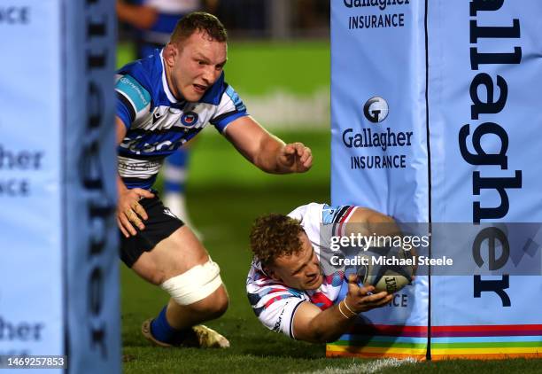 James Williams of Bristol Bears scores the team's first try as Sam Underhill of Bath Rugby looks on during the Gallagher Premiership Rugby match...