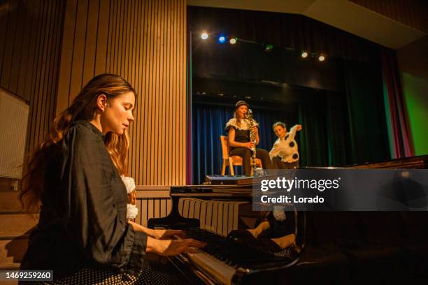 small group of actors on stage during their performance - peça de teatro escolar imagens e fotografias de stock
