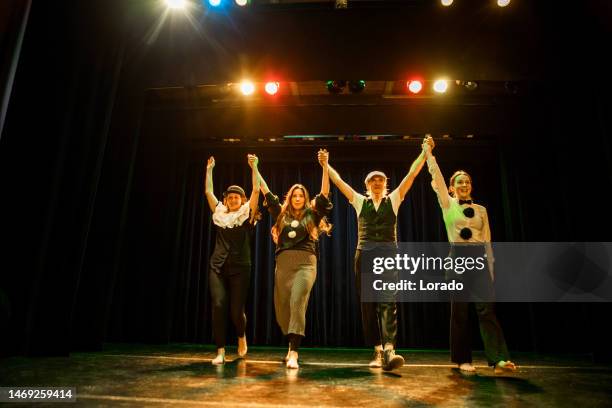 cuatro actores en escena recibiendo los aplausos - industria teatral fotografías e imágenes de stock