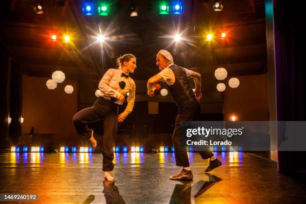 due attori che si esibiscono sul palco - industria teatrale foto e immagini stock