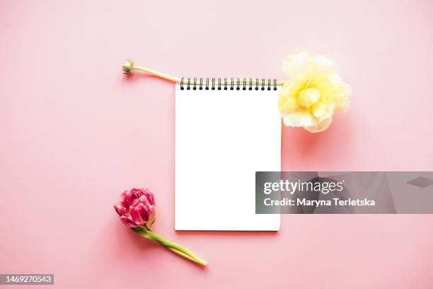 notepad with flowers on a pink background. mocap. place for text. list. entries. - femminilità foto e immagini stock