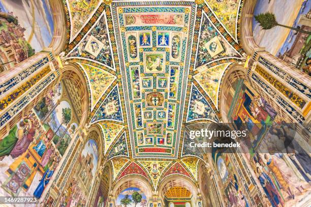 piccolomini library siena italy - kathedraal van siena stockfoto's en -beelden