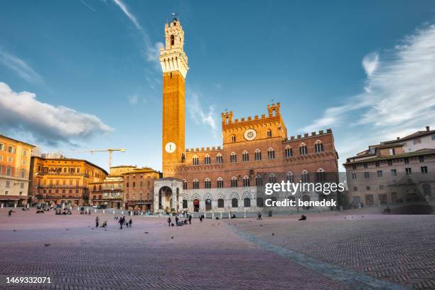 downtown siena italy old town - praça do campo imagens e fotografias de stock