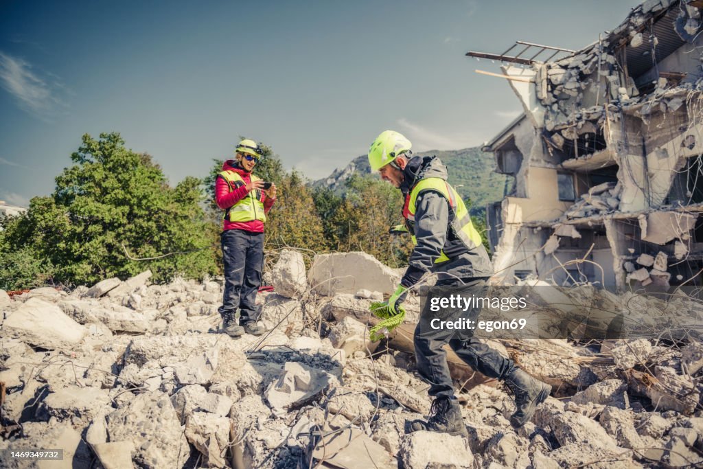 Rettungskräfte durchforsten ein zerstörtes Gebäude