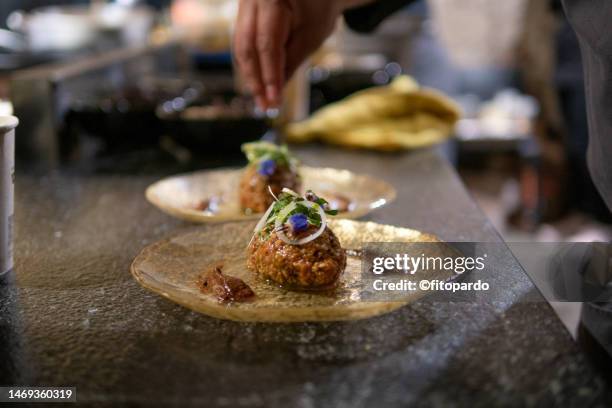 kibbeh and arabian dish filled with meat - cucina del medio oriente foto e immagini stock