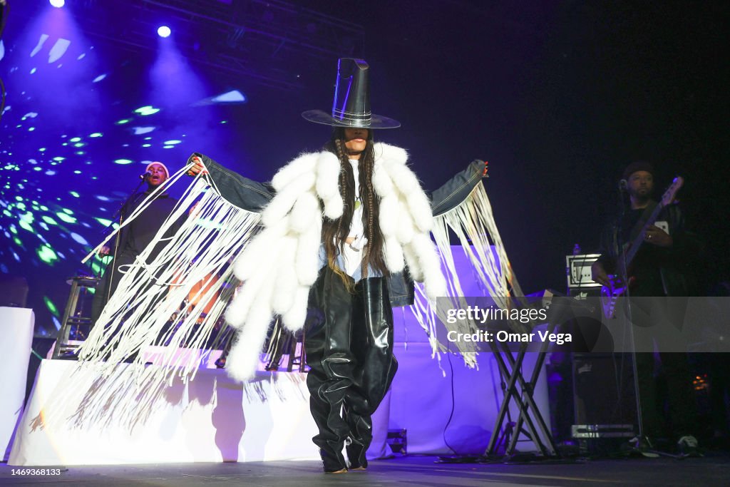 Badu Singer American singer-songwriter Erykah Badu performs on stage during... News ...