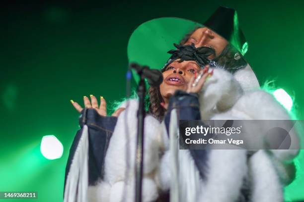 Badu Singer Erica Badu Photos and Premium High Res Pictures - Getty Images