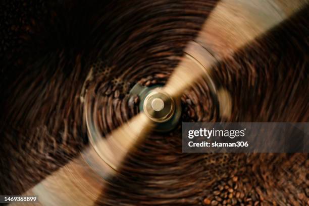 close up slow motion cooling batch spinning   roasted coffee beans with a roasting machine - eerlijke handel stockfoto's en -beelden