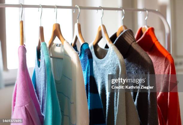 clothes rail with colorful cashmere sweaters - cachemira fotografías e imágenes de stock