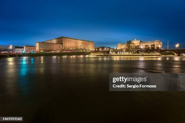 royal palace and parliament house in stockholm, sweden's capital city - sveriges riksdag photos et images de collection