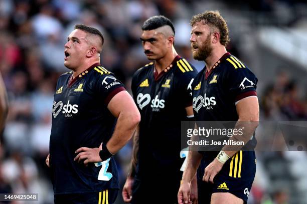 Ethan de Groot, Pari Pari Parkinson and Josh Dickson of the Highlanders look on during the round one Super Rugby Pacific match between Highlanders...