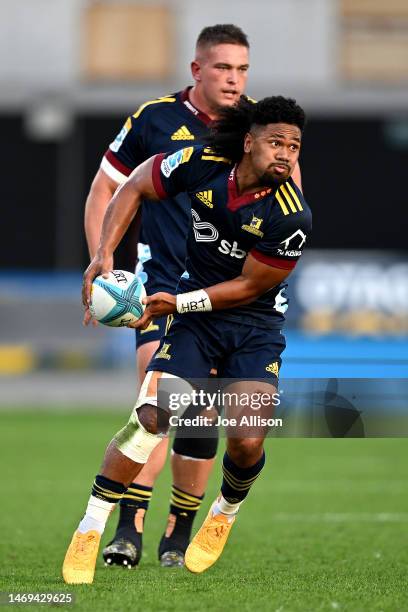 Folau Fakatava of the Highlanders looks to pass the ball during the round one Super Rugby Pacific match between Highlanders and Blues at Forsyth Barr...
