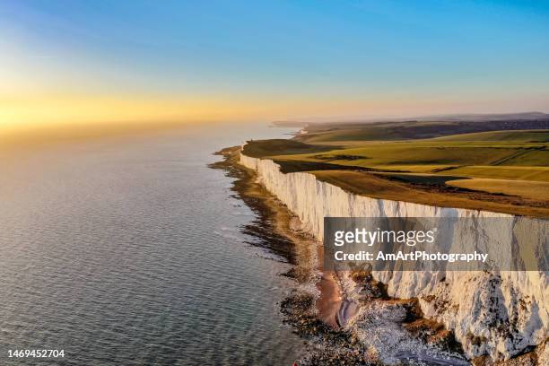 english channel coastline east sussex england - seven sisters cliffs stockfoto's en -beelden