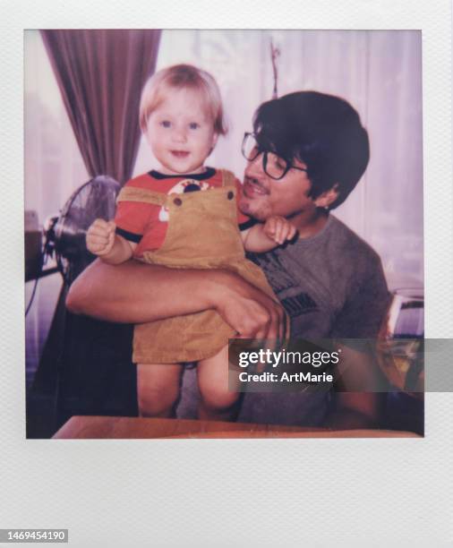 real instant photo of a little girl with father enjoying time together in a cafe - transferência de impressão instantânea imagens e fotografias de stock