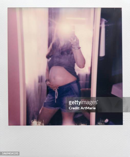 real instant photo of a pregnant woman making selfie - art of the vintage selfie stockfoto's en -beelden