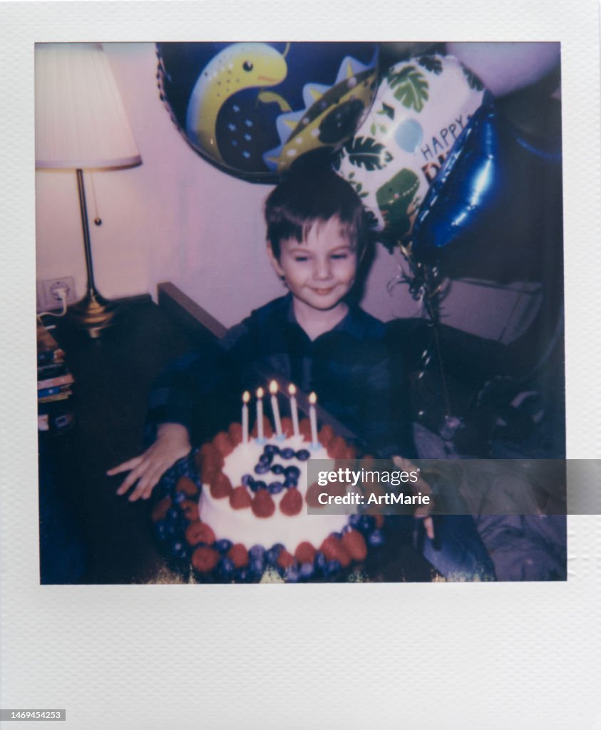 Foto istantanea reale di un bambino che festeggia il quinto compleanno
