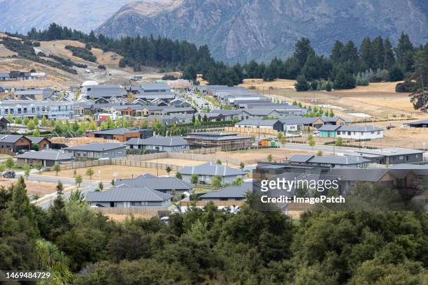 new suburb development in mountain region - new zealand housing stock pictures, royalty-free photos & images