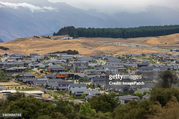 new suburb development in mountain region - housing new zealand stock pictures, royalty-free photos & images