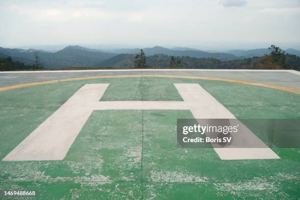 helicopter platform in the mountains - helikopterplatform stockfoto's en -beelden