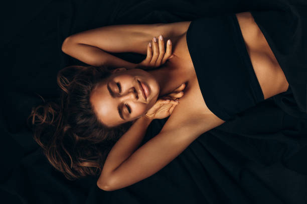 beautiful emotional woman with natural make-up - mulher bonita imagens e fotografias de stock