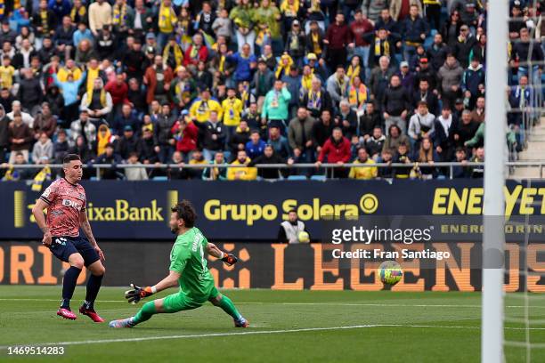 Sergi Guardiola of Cadiz CF scores the team's first goal during the LaLiga Santander match between Cadiz CF and Rayo Vallecano at Estadio Nuevo...
