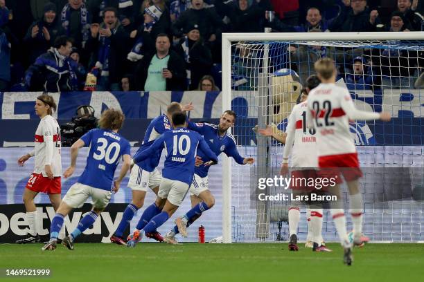 Dominick Drexler of FC Schalke 04 celebrates with teammates after scoring the team's first goal during the Bundesliga match between FC Schalke 04 and...