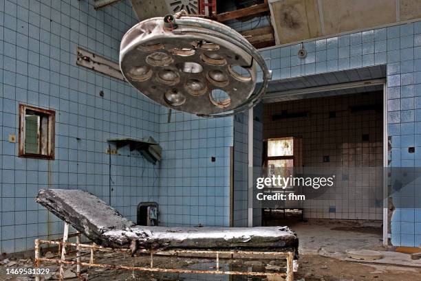 old surgery room in an abandoned hospital - verlaten slechte staat stockfoto's en -beelden