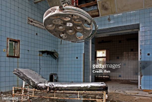 old surgery room in an abandoned hospital - operating room background stock pictures, royalty-free photos & images