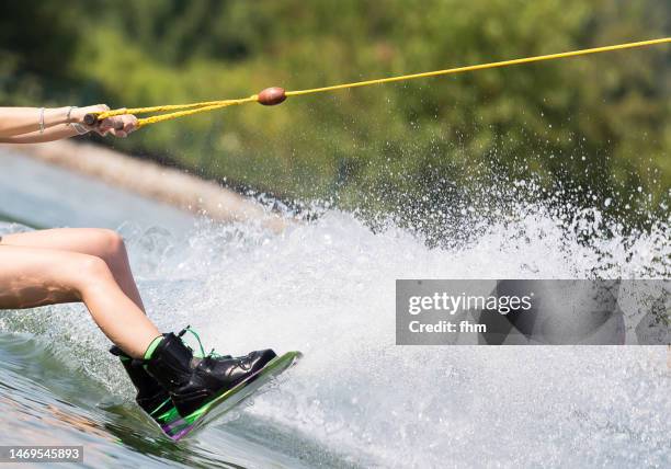 splashing water - wakeboarden stock-fotos und bilder
