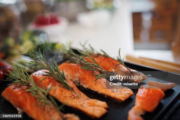 raw salmon steaks - geroosterde zalm stockfoto's en -beelden