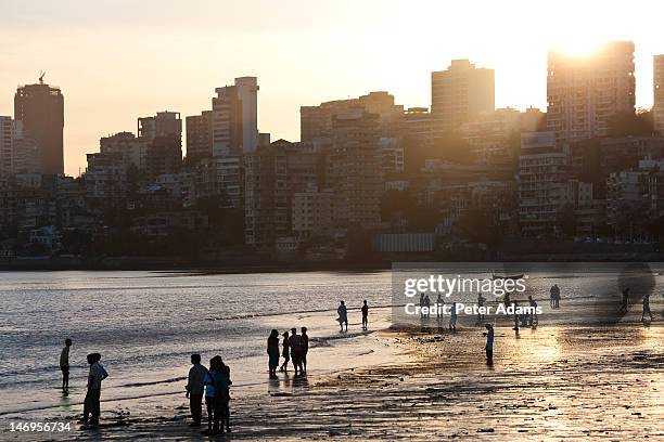 chowpatty beach, mumbai, (bombay), india - mumbai beach stock pictures, royalty-free photos & images
