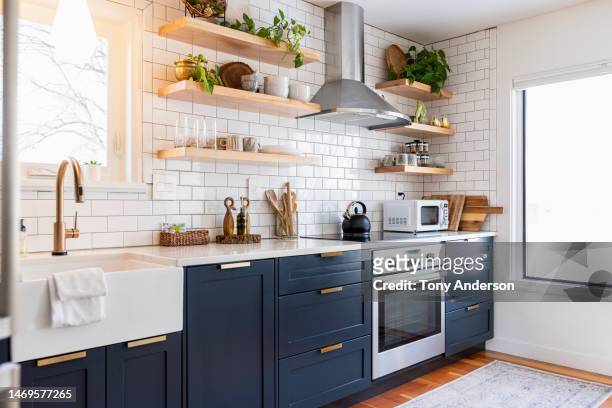 interior of home kitchen - cocina electrodomésticos fotografías e imágenes de stock